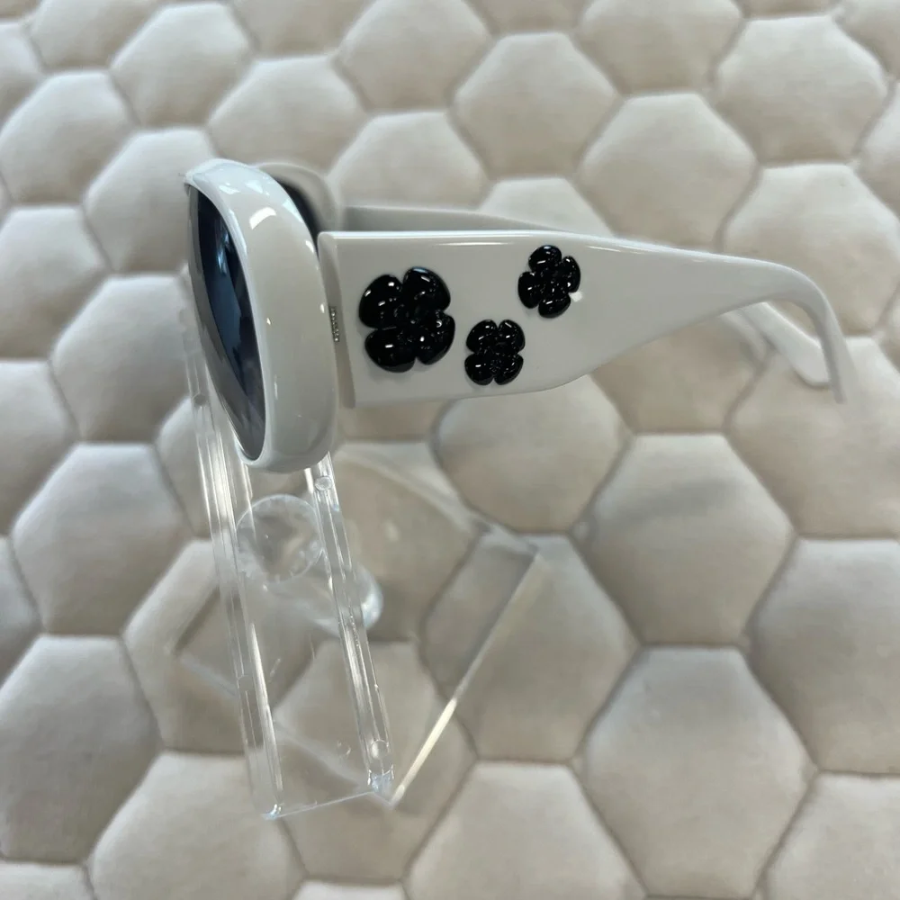 Authentic Chanel new Vintage Camellia Sunglass - Picture 2 of 6